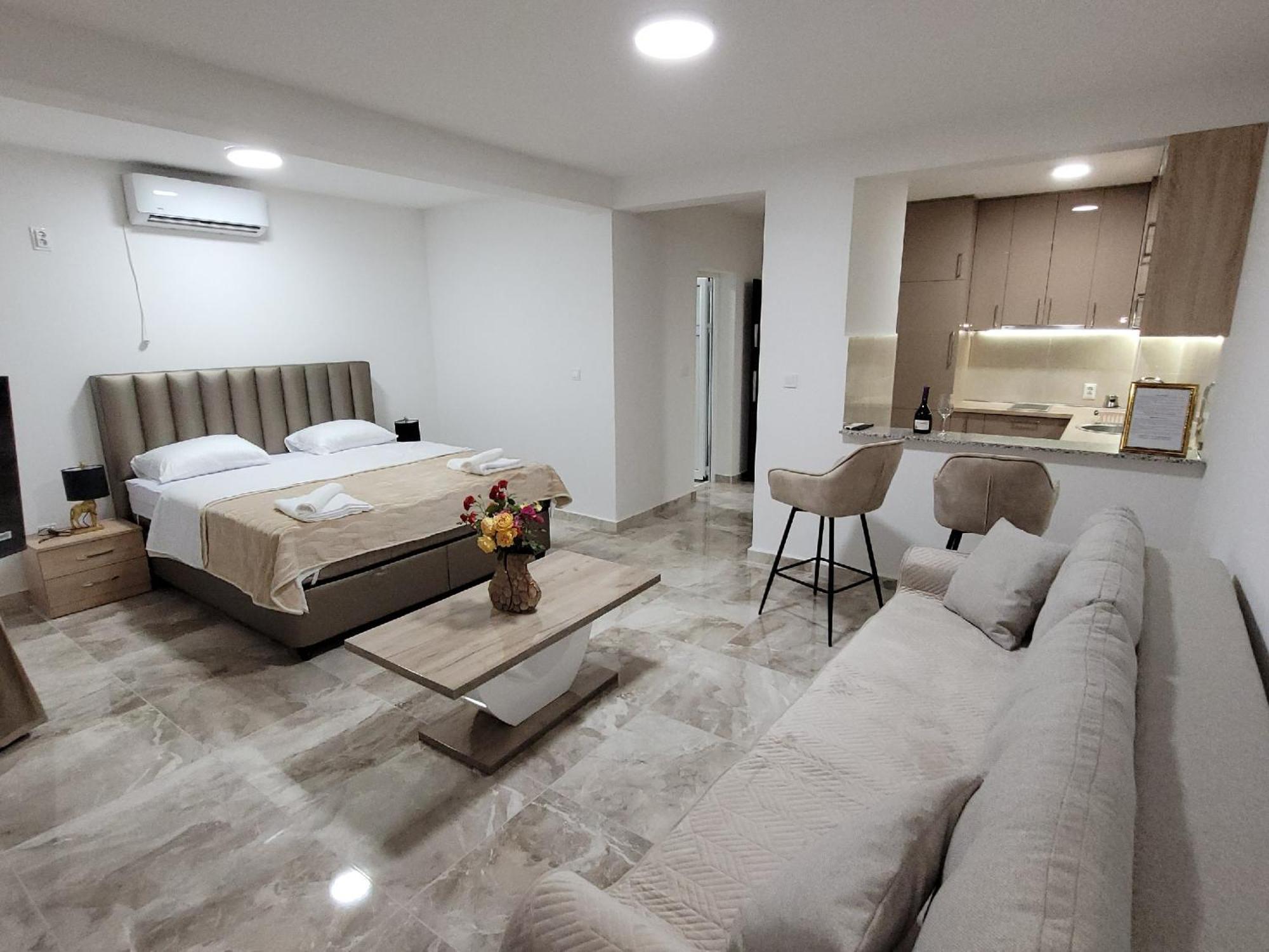 Montenegro Apartments Phoenix With Pool Bar Εξωτερικό φωτογραφία